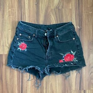 ✨3 FOR $30 SALE Rose appliqué jean shorts